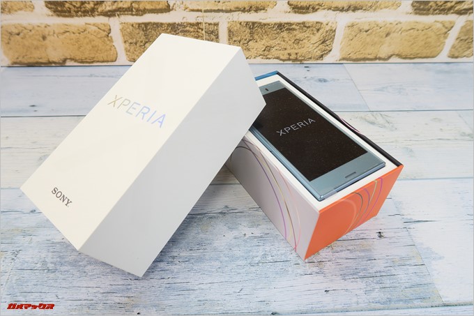 Xperia XZ1 Compact（G8441）は外箱の蓋をあけるとイキナリ本体が入っているので落下しないように注意しましょう
