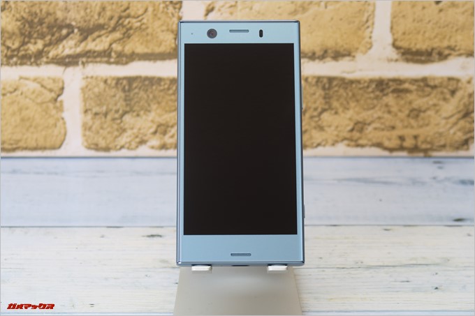 Xperia XZ1 Compact（G8441）のディスプレイ側は物理ボタンのないシンプルなデザイン