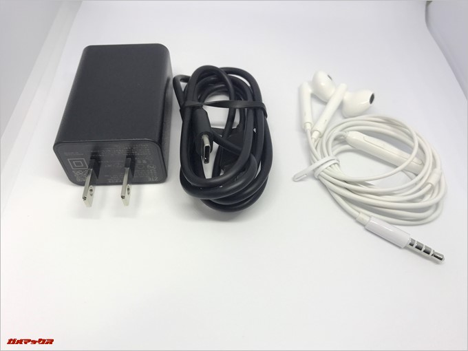 ZTE AXON 7 miniの同梱物一覧。充電器やイヤホンまで付属しています。