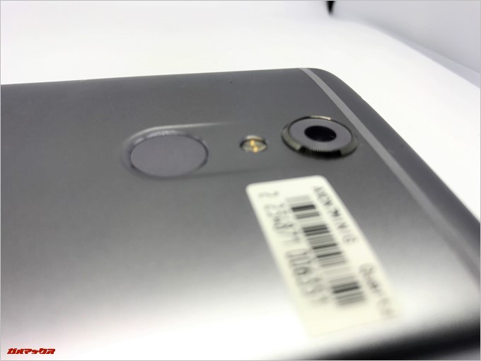 ZTE AXON 7 miniのカメラは出っ張っているので気になる方はカバーを付けましょう。