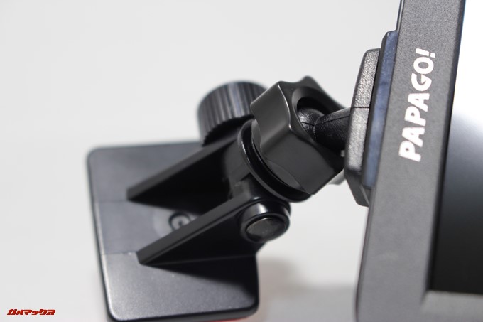 PAPAGO！GoSafe 34Gの重量は非常に軽く両面テープでも振動で落ちないです。またアジャスターは自由度の高いボールコネクターです