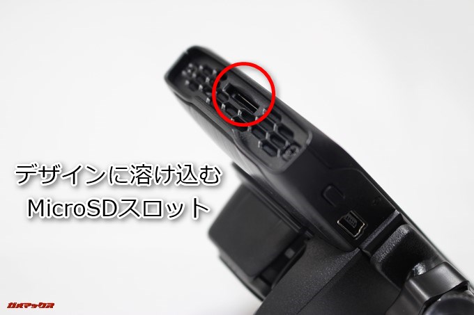 PAPAGO！GoSafe 34GのSDスロットは本体側面に溶け込む形で搭載