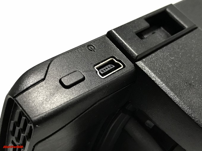 PAPAGO！GoSafe 34Gの電源ケーブルは本体上部に差込口が備わっています