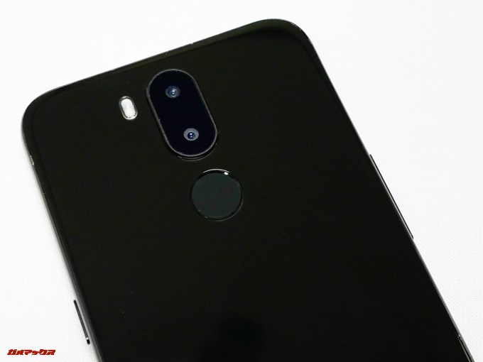 UHANS i8は指紋認証やダブルレンズカメラが本体背面上部に縦に並んでいます。