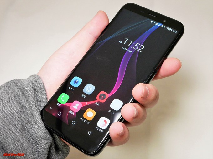 UHANS i8は横幅が狭い18:9ディスプレイを備えているので画面サイズの割に持ちやすくなっています。