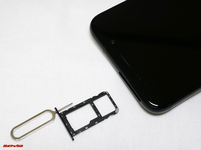 UHANS i8は本体上部にSIMスロットが搭載されています。