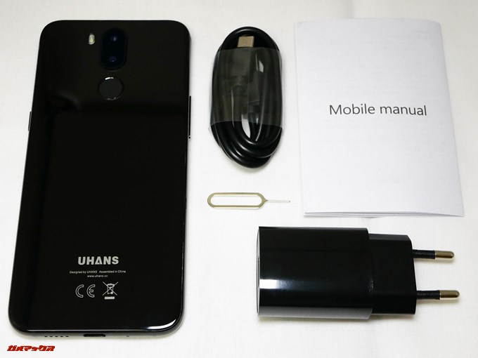 UHANS i8の同梱物は本体以外に充電器、ケーブル、取扱説明書、SIMピンが入っていました。