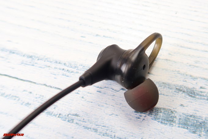 Decoka DK100のイヤーフックは弾力性のあるラバー素材