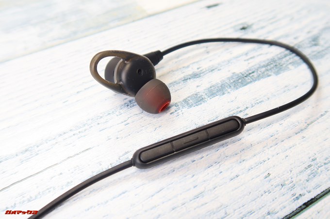 Decoka DK100にはマイク付きのコントローラーが付属しています