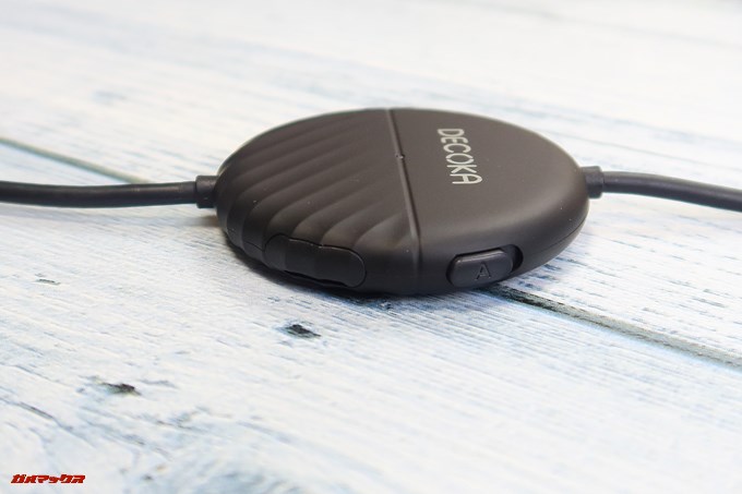 Decoka DK100のユニット右側にはアクティブノイズキャンセリングのスイッチと充電端子が備わってます。