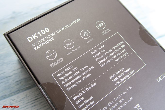Decoka DK100の箱の裏には仕様表が書いていますが英語表記となってました。