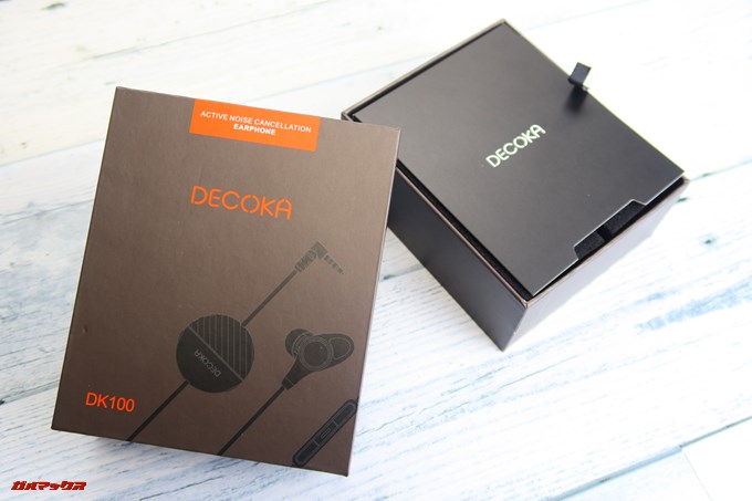 Decoka DK100の外蓋をあけるとまるで高級機の様な梱包です。