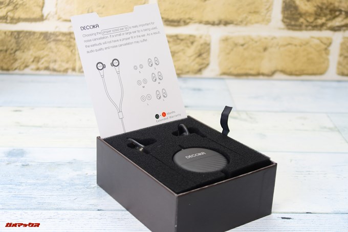 Decoka DK100は分厚いスポンジにくるまれていました。