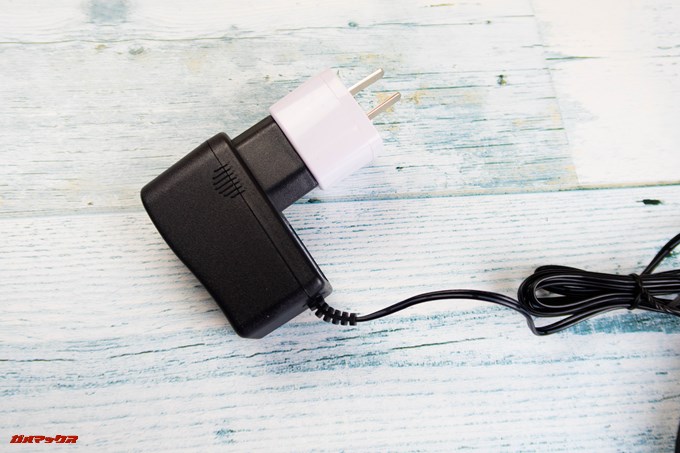 Dibea 2-in-1 Wireless Vacuum Cleaneには日本のコンセントで利用できる変換プラグが付いてました。