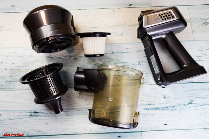 Dibea 2-in-1 Wireless Vacuum Cleaneはダスト部分も手でクルッと回して分解できるのでフィルターの掃除も楽です。