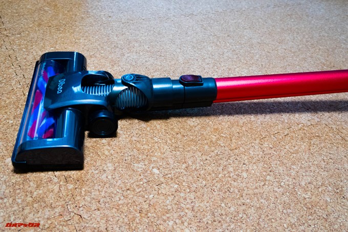 Dibea 2-in-1 Wireless Vacuum Cleaneはほぼ接地するくらいに寝かすことが出来ます