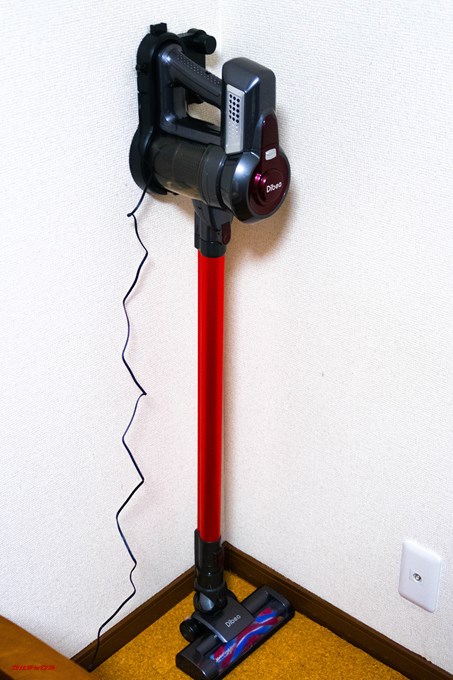 Dibea 2-in-1 Wireless Vacuum Cleaneの充電器を壁に固定すると少しのスペースに置くことが出来ます