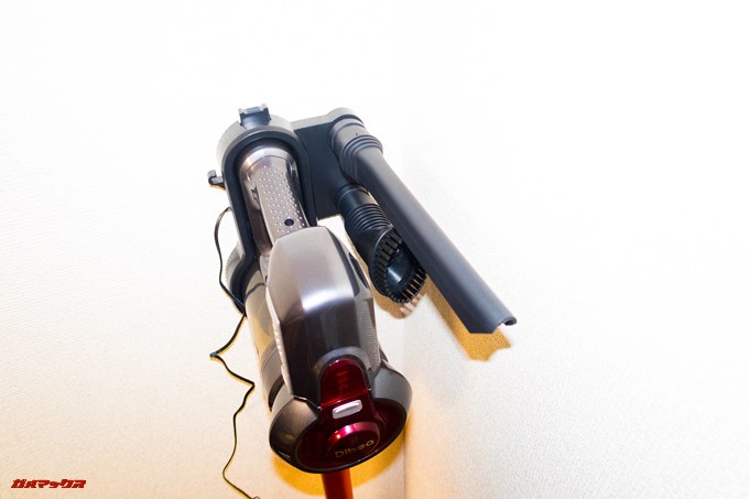 Dibea 2-in-1 Wireless Vacuum Cleaneの充電台には隙間ノズルやブラシノズルが差し込めます