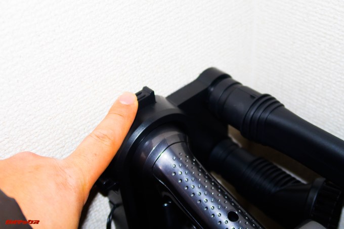 Dibea 2-in-1 Wireless Vacuum Cleaneの充電台上部にあるプッシュボタンを押しながら掃除機を引くと簡単に取り外せます。