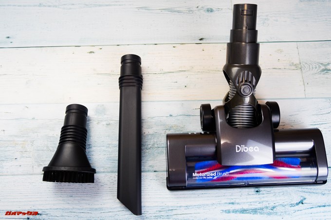 Dibea 2-in-1 Wireless Vacuum Cleaneに付属のノズルは標準ノズル以外に隙間用、ブラシタイプの2種が付属しています。