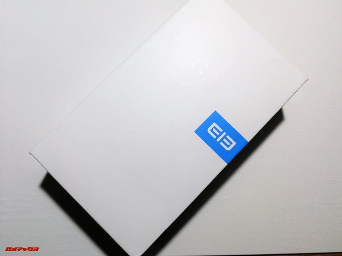 Elephone S8のパッケージはシンプルなホワイトの箱に入っています