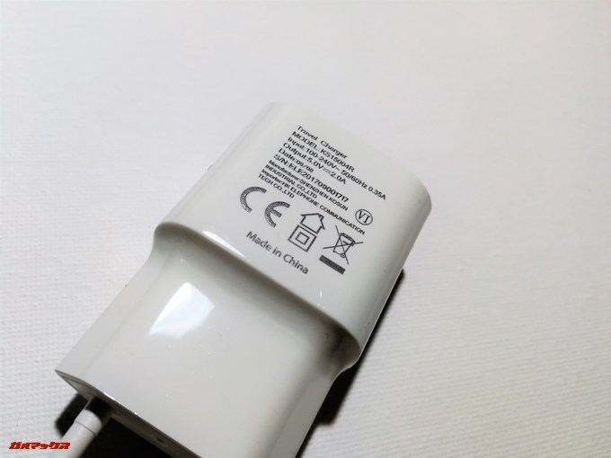 Elephone S8に付属の充電器は5V2Aの充電器です。