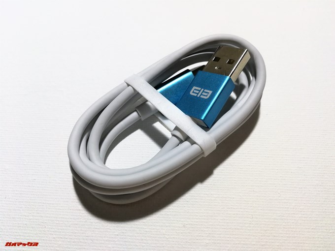 Elephone S8の付属ケーブルは差込口がメタリックブルーとなっている独特の色合いのケーブルです。