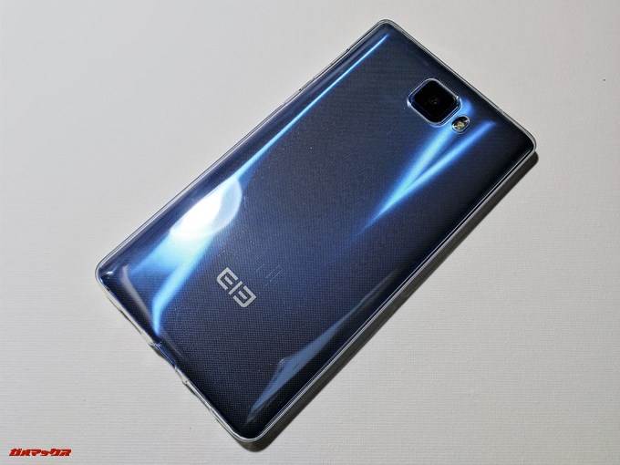 Elephone S8はケースを付けても特に外観の美しさが損なわれる事もありません。