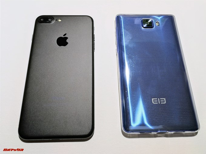 Elephone S8は3辺狭額縁デザインを採用することで6インチの画面サイズながらiPhone 7 Plusの5.5型と同等サイズとなってます