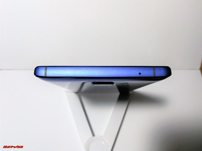 Elephone S8の本体上部はマイクのみで特にその他端子は備わっていません。