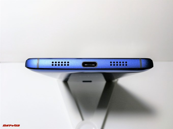 Elephone S8の下部にはスピーカーグリルが2つ備わっていますが、右側のみのモノラルとなっています。充電端子は裏表関係なしに差し込めるUSB type Cとなってます。