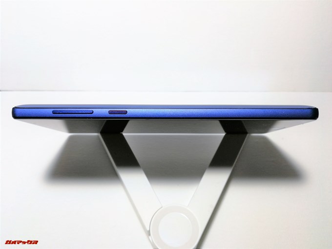 Elephone S8の画面右側面には電源ボタンと音量ボタンが備わっています。