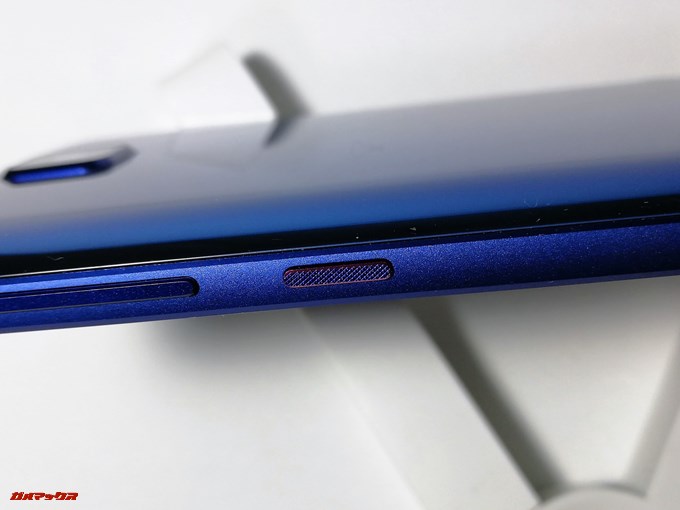 Elephone S8は電源のみエッチング加工が施されており滑りにくくなっています。