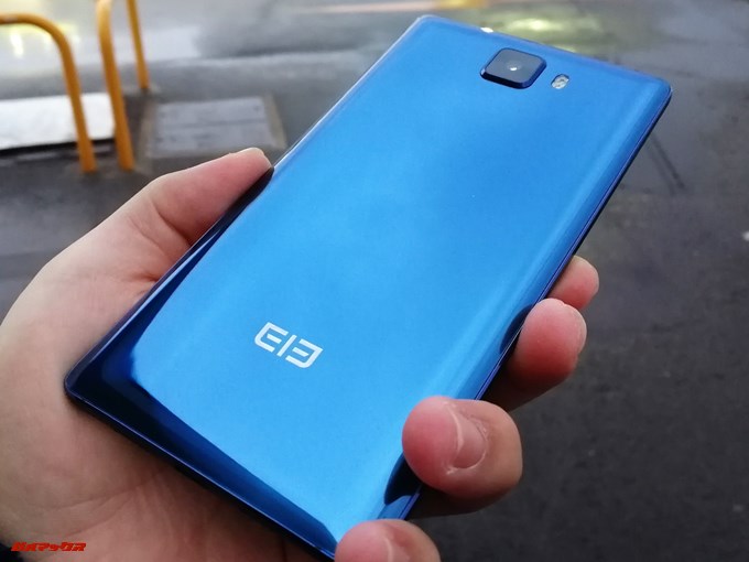 Elephone S8の背面はなめらかなメタリックの様な質感で非常に美しいです。