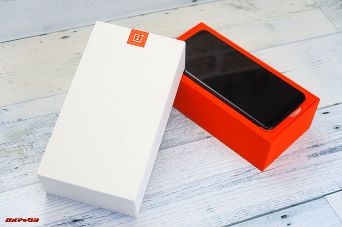 OnePlus 5Tの内箱は鮮やかな赤色