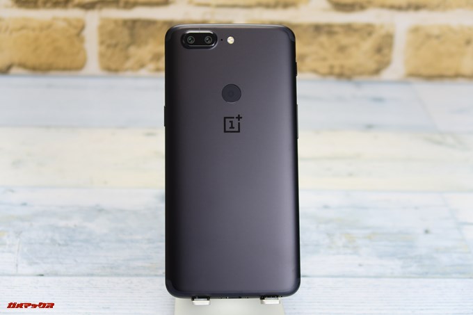 OnePlus 5Tは指紋認証ユニットが背面に備わっています。