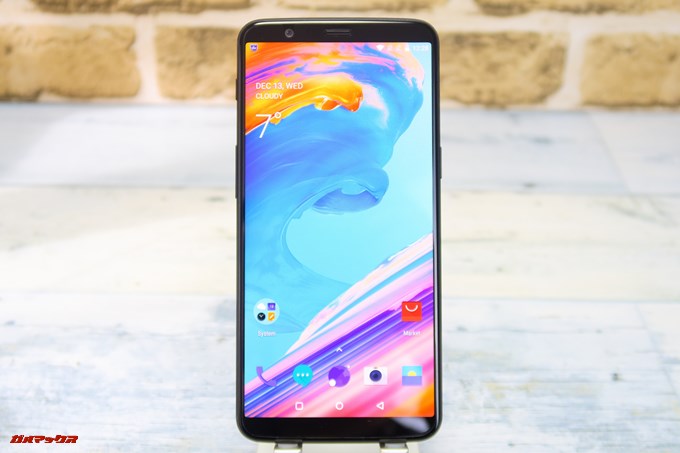 OnePlus 5Tは18:9のディスプレイを採用しているので縦長です。