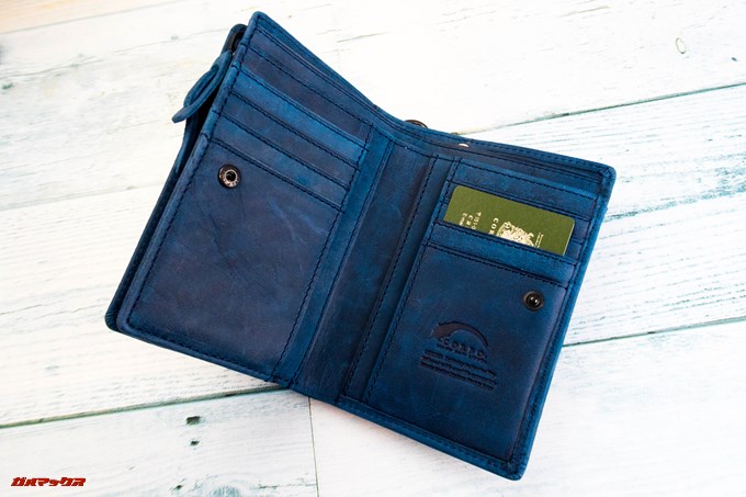 ［COREOの馬革 折財布 8FJ-9979］は左右のポケットに8枚のカードが入ります