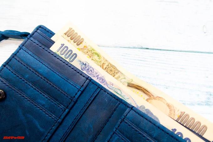 ［COREOの馬革 折財布 8FJ-9979］はお札が引っかからずに入ります