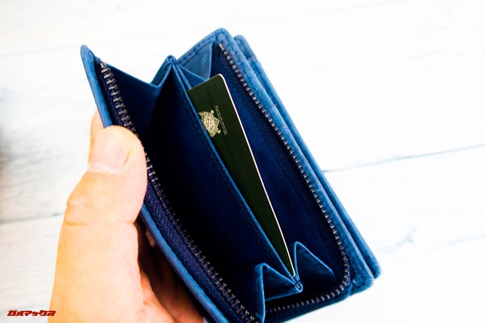 ［COREOの馬革 折財布 8FJ-9979］は小銭入れに仕切りがあり収納力も抜群