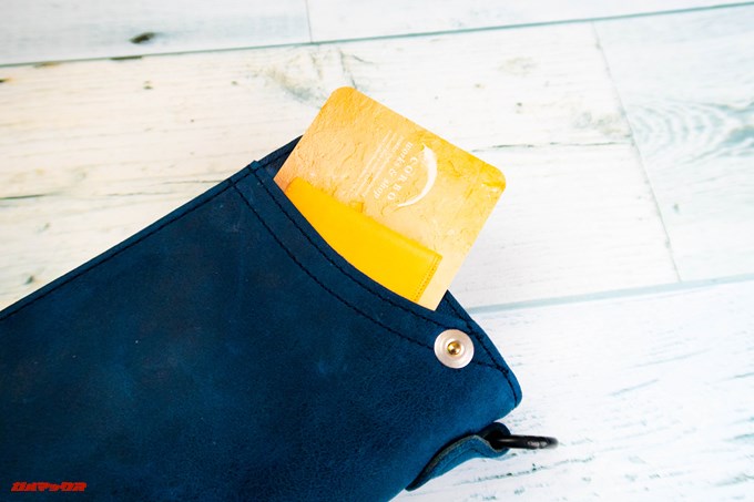 ［COREOの馬革 折財布 8FJ-9979］の表側のポケットにもカードが一枚入ります