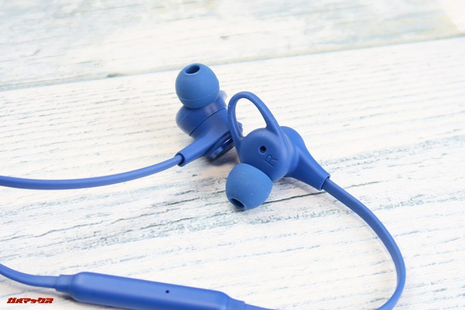 Linner NC50に付属するイヤーフックはR/Lが分かりやすく彫り込まれています。