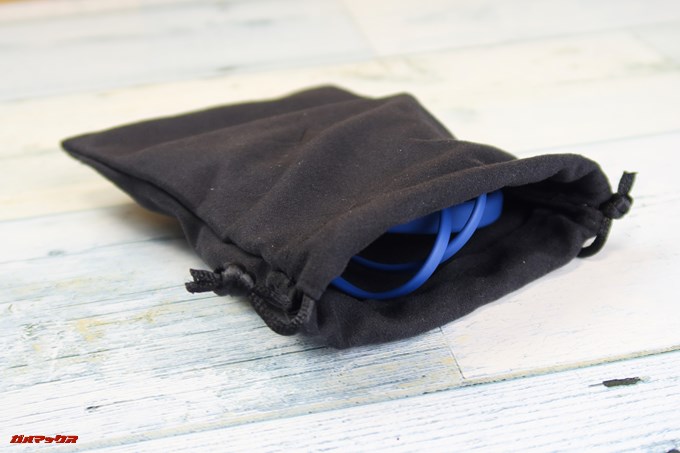 Linner NC50をクルクルっと丸めると小さなポーチにも入ります。