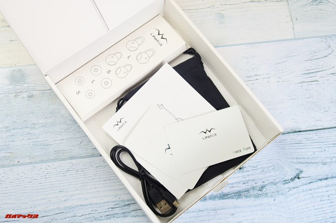 Linner NC50の梱包材の下にはアクセサリー類がぎっしり入ってます。