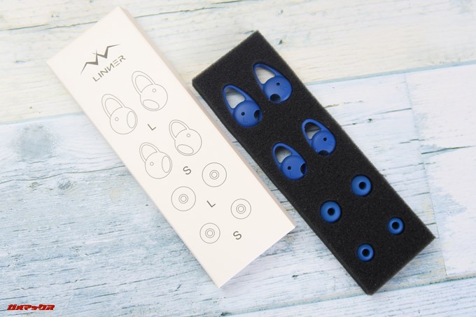 Linner NC50のイヤーピースやイヤーフックなどは別梱包でスポンジ材に一つずつ丁寧に入ってました。