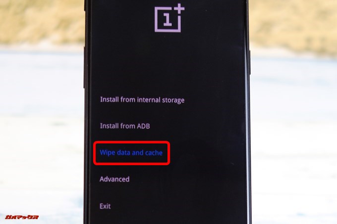 データを全て初期化するためにWipe data and cacheを選択します。
