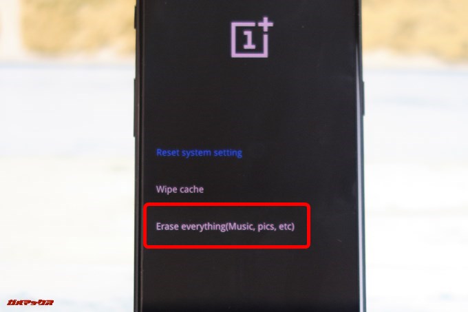 Erase eberything(Music,pics,etc)を選択しましょう。