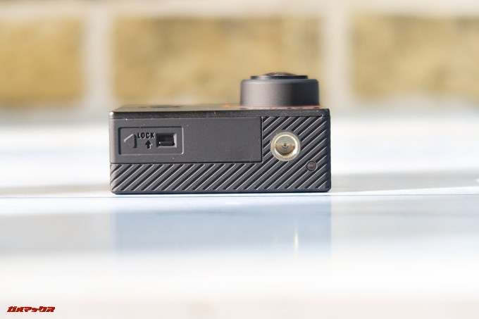 Thieye E7の本体下部には三脚穴が開いているので直接三脚を差し込めます。