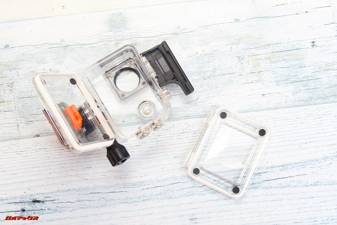 Thieye E7はパッキンが備わっているスペアのバックカバーが同梱されています。