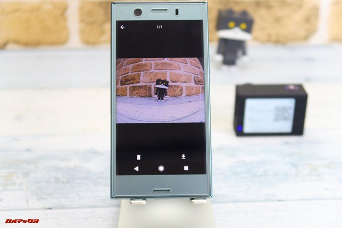 Thieye E7に接続したスマホのアプリから写真や動画のサムネイルをタップして［⇓］をタップすることでデータをスマホにダウンロード出来ます。